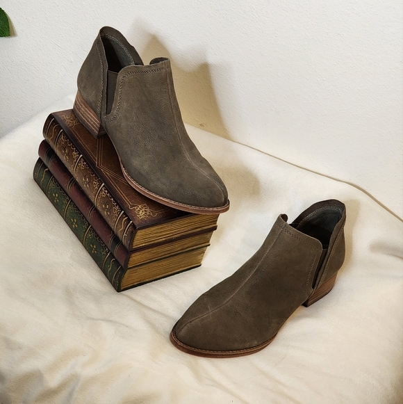 Vince Camuto Carlal Taupe Leather Booties Luxury Silk Goat Texture Ankle Boots - Picture 9 of 16